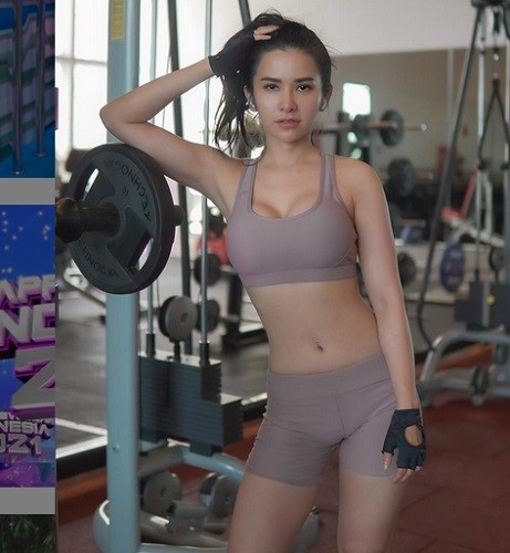 Vania Keringat Maria Vania