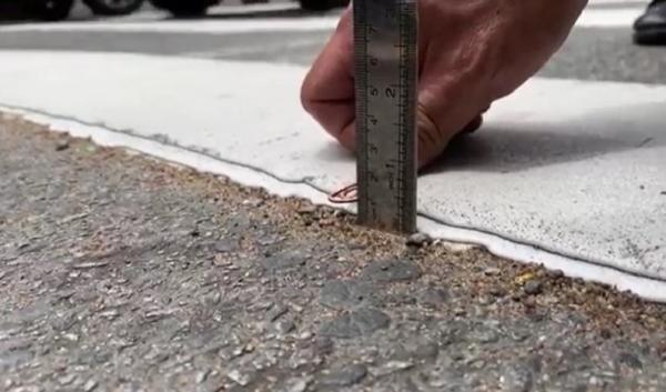 Rumble Strip Pita Penggaduh Pontianak 2 Pengukuran rumble strip atau pita penggaduh di Jalan Ahmad Yani, Pontianak mendapat sorotan pengendara. (Foto: iNews/Uun Yuniar)