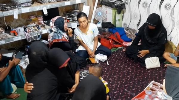 Keluarga Pupung, masih diselimuti kesedihan. Pupung tewas secara tragis akibat menenggak miras oplosan. (Foto: iNews/Asep Juhariyono)