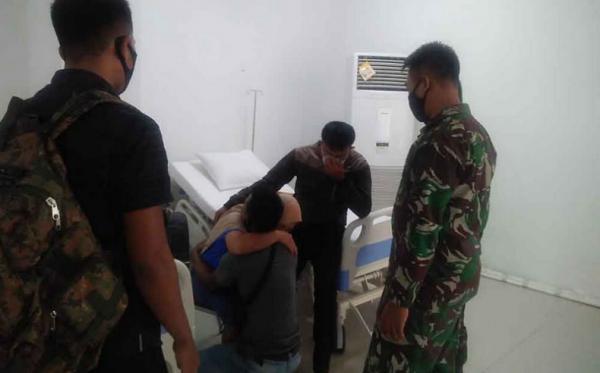 Bunuh Diri Wisma Atlet 2 Dua prajurit TNI AU mengagalkan seorang pasien Covid-19 di Wisma Atlet Kemayoran yang hendak bunuh diri loncat dari lantai 20. (Foto: Istimewa)