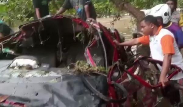 Mobil hanyut Sumbawa 1 Mobil hanyut terbawa banjir di Sumbawa, NTB, Selasa (23/2/2021). Pengemudi mobil hilang diduga terseret arus. (Foto: iNews/Suherlan)
