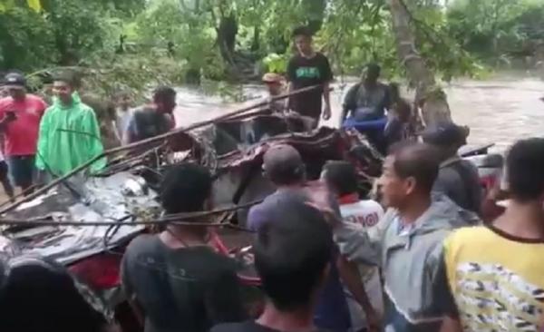 Mobil hanyut sumbawa 2 Mobil hanyut terbawa banjir di Sumbawa, NTB, Selasa (23/2/2021). Pengemudi mobil hilang diduga terseret arus. (Foto: iNews/Suherlan)
