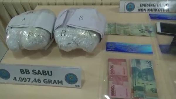 Narkoba jenis sabu Narkoba jenis sabu seberat 4 kilogram diamankan BNNP Lampung (Ruslan AS/MNC Portal)