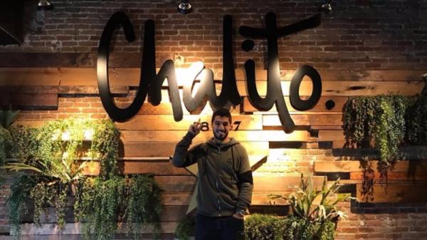 Luis Suarez berfoto di depan restoran miliknya. (Foto: The Sun)