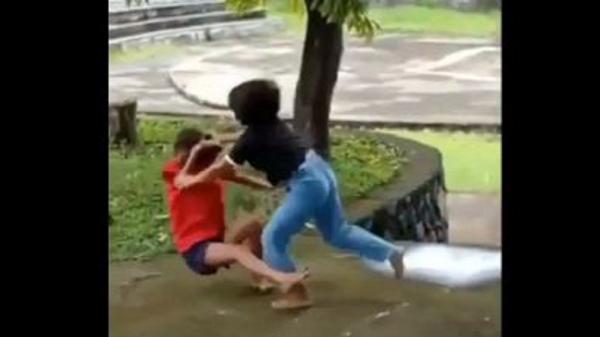 viral perkelahian di bali Tangkapan layar aksi perkelahian dua remaja perempuan yang viral di Buleleng, Bali. (Foto: iNews/Pande Wismaya)