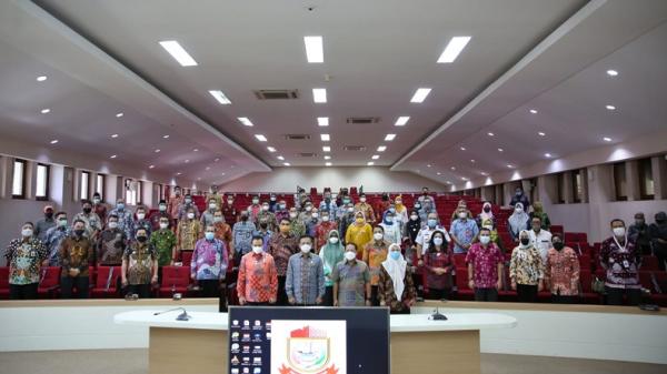 Penjabat Wali Kota Makassar Rudy Djamaluddin2 Penjabat Wali Kota Makassar Rudy Djamaluddin berfoto bersama seluruh OPD Kota Makassar setelah berpamitan menjelang akhir tugasnya, Kamis (25/2/2021). (Foto: iNews/Arham Hamid)