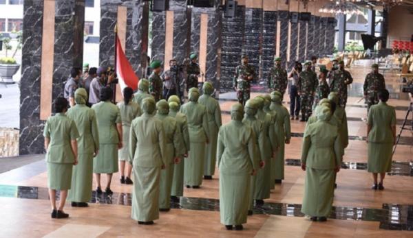 KSAD Jenderal TNI Andika Perkasa menerima laporan kenaikan pangkat. (Foto Dispenad).