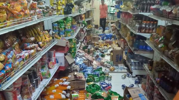gempa bumi labuha malut Barang-barang berjaatuhan dari rak salah satu supermarket di Bacan, Kabupaten Halmahera Selatan, Provinsi Malut, saat gempa bumi terjadi Jumat malam (26/2/2021). (Foto: iNews/Ismail Sangaji)