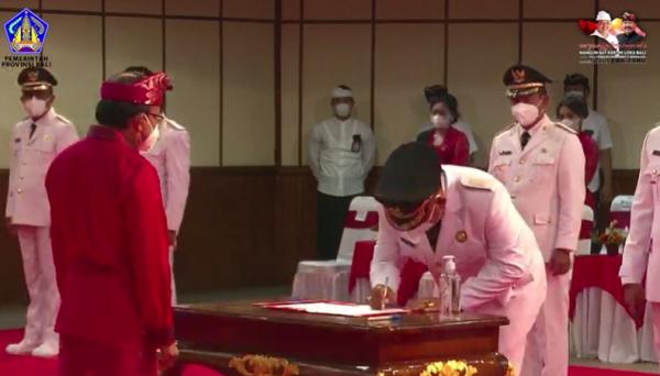 Pelantikan Kepala Daerah terpilih di Bali, Jumat (26/2/2021). (Foto: YouTube Pemprov Bali)