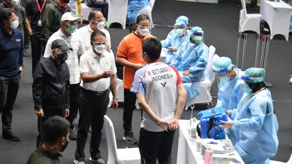 Wapres Pantau Vaksinasi Atlet Wapres Ma`ruf Amin (jaket hitam) berbincang dengan pebulu tangkis Hendra Setiawan pada acara Vaksinasi Atlet di Istora Gelora Bung Karno, Jakarta, Jumat (26/2/2021). (Foto: Kemenpora)