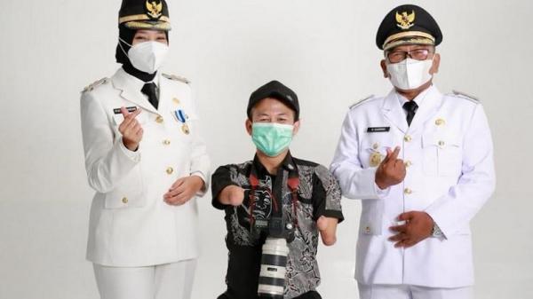 Fotografer Achmad Dzulkarnain alias Bang Dzoel2 Fotografer Achmad Dzulkarnain alias Bang Dzoel bersama Bupati Banyuwangi Ipuk dan Wakil Bupati Sugirah usai sesi pemotretan. (Foto: Istimewa)