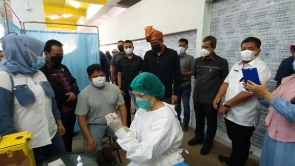 Wali Kota Medan Bobby Nasution-1 Wali Kota Medan Bobby Nasution mengecek program vaksinasi pedagang pasar di Medan (Ahmad Ridwan Nasution/iNews)