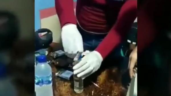Pesta sabu Polisi amankan satu keluarga yang terdiri dari lima orang sedang pesta sabu di temta karaoke (Indra Siregar/iNews)