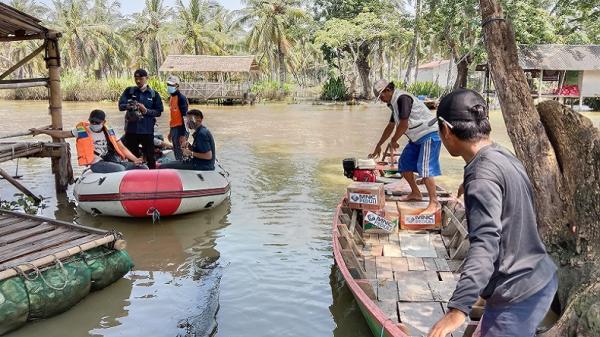 MNC Peduli menyerahkan bantuan kepada warga terdampak banjir di Desa Pantai Harapan Jaya, Bekasi, Jawa Barat, Jumat (5/3/2021). (Foto: MNC Media).