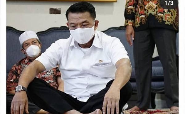 moeldoko ist Kepala KSP, Moeldoko melaksanakan salat Jumat (5/3/2021) di ruang kerjanya. (Foto: Istimewa)