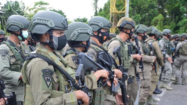 Polwan yang ditugaskan menjaga Papua dan mengejar KKB. (Foto: Istimewa).
