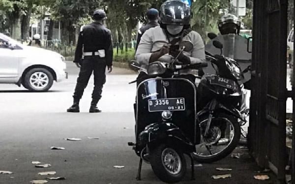 VESPA UU1 Motor Vespa hitam milik Wagub Jabar ditemukan dikendarai seorang pria di kawasan Gedung Sate, Jalan Diponegoro, Kota Bandung. (Foto: Istimewa/Instagram)