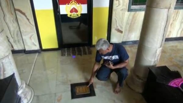 MUSALA MEWAH1 Empat emas batangan ditanam di lantai depan pintu masuk musala. (Foto: iNews/Yudy Heryawan Juanda)