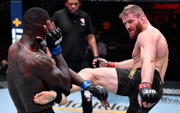 Jan Blachowicz (kanan) memaksa Israel Adesanya menelan kekalahan perdana di dunia MMA. Dia menang angka mutlak pada duel UFC 259, Minggu (7/3/2021) siang WIB.