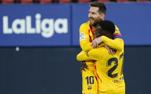 Lionel Messi memeluk Ilaix Moriba saat merayakan gol ke gawang Osasuna 2-0 pada jornada ke-26 Liga Spanyol, Minggu (7/3/2021) dini hari WIB.