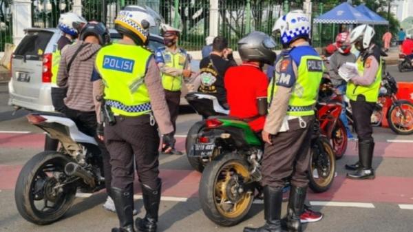 Motor Bising Istana 2 Tmc Polda Metro Jaya kembali menindak sejumlah pengendara yang melintas di sekitar Istana Negara, Jakarta Pusat, Minggu (7/3/2021). (Foto: TMC Polda Metro Jaya).