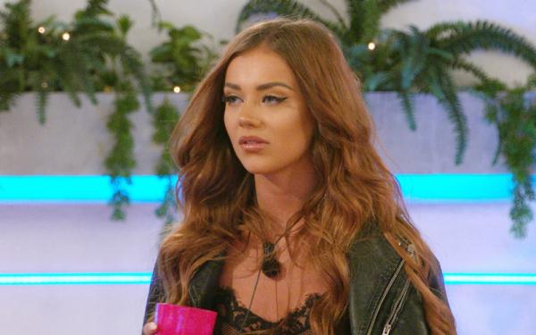 Natalia Zoppa saat berakting di Love Island. (Foto: Standard)