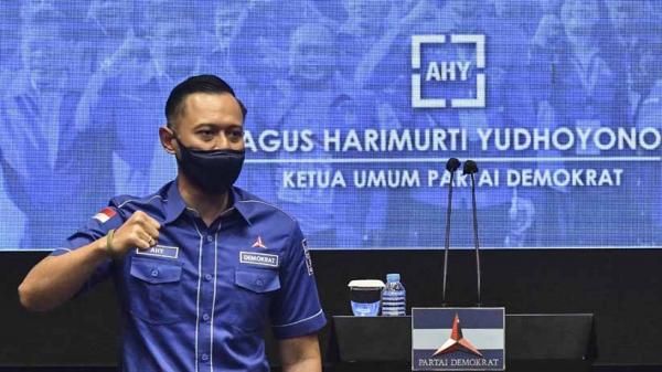 08 Antara Ahy 1 Gubernur Sumbar, Mahyeldi Ansharullah mendapatkan suntik vaksin Covid-19. (Foto: Antara/ist)