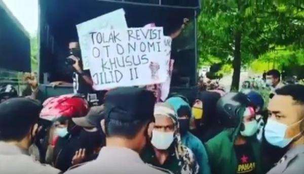 Demo Mahasiswa Papua Bali 2 Demo mahasiswa Papua di Denpasar, Bali, Senin (8/3/2021) dibubarkan polisi dan pecalang. (Foto: iNews/Aris Wiyanto)