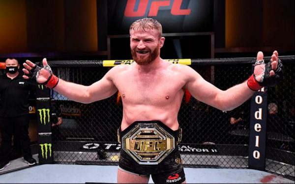 Jan Blachowicz bangga betul usai menodai rekor tak terkalahkan milik Israel Adesanya di MMA. Dia yakin sang lawan akan mengingatnya sampai akhir hayat. (Foto: Daily Mail)