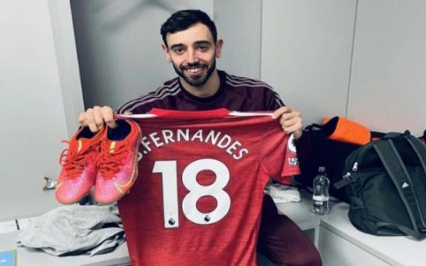 Bruno Fernandes Gelandang Manchester United (MU) Bruno Fernandes melelang jersey dan sepatu di Derby Manchester guna membantu dua bocah penderita kanker bernama Leonor dan Jaime.(Foto: The Sun)
