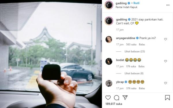 Gading Marten Gading Marten mengunggah kotak cincin, perempuan berinisial CP membuat penasaran