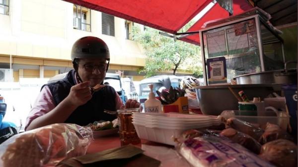 anies gudeg3 Gubernur DKI Jakarta Anies Baswedan menikmati gudeg di kawasan Gondangdia, Jakarta Pusat, Kamis (11/3/2021). (Foto: Twitter Anies Baswedan).