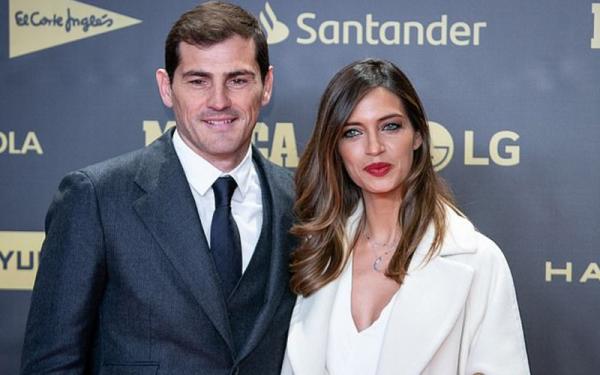 Iker Casillas dan Sara Carbonero Kiper legendaris Spanyol Iker Casillas kabarnya pisah ranjang dengan istri tercinta Sara Carbonero. Namun orang terdekat mereka bilang warta tersebut hoax. (Foto: Daily Mail)
