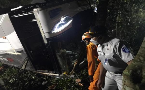 Jasa Raharja Petugas Jasa Raharja langsung tiba di lokasi kejadian kecelakaan bus di Sumedang, Jawa Barat.