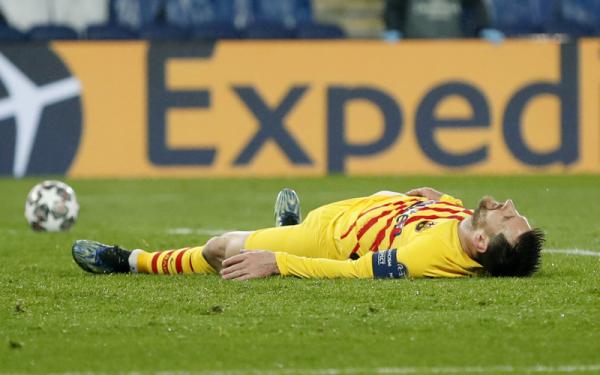 Lionel Messi kecewa Barcelona angkat koper dari Liga Champions usai disingkirkan Paris Saint-Germain (PSG). (Foto: Reuters)