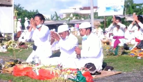 Melasti Nyepi di Bali 2 Ritual Melasti jelang Hari Raya Nyepi di Denpasar, Bali, Kamis (11/3/2021). (Foto: iNews/Indira Arri)