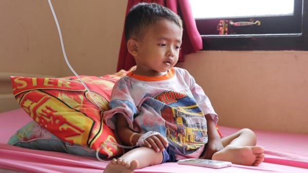 mengidap penyakit langka Thalasemia Anak pertama dari Renalia, Lekat Wahyudi (5) yang mengidap penyakit Thalasemia (Enrico Ngantung/MNC Portal)