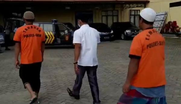 Penambang Liar Singkawan g 2 Polres Singkawang menangkap dua penambang liar di pertambangan emas tanpa izin (PETI) di Danau Biru. (Foto: iNews/Uun Yuniar)