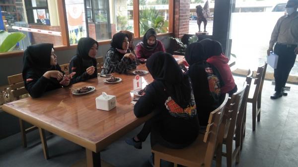 Pengunjung Sate Gotic menikmati sensasi kuliner khas Lembang, KBB. (Foto: Adi Haryanto)