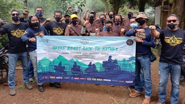 Komunitas sepeda motor LA 32 Riders2 Komunitas sepeda motor LA 32 Riders dan Satgas Jamban Jawa Tengah dan DIY membedah toilet di lokasi wisata basecamp Dwarawati, Desa Dieng Kulon, Kecamatan Batur, Kabupaten Banjarnegara, Jumat (12/3/2021). (Foto: Istimewa)