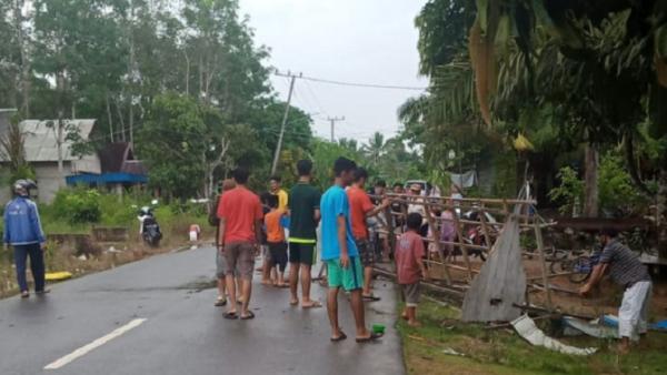 Puting beliung menerjang Desa Bekarangan, Kecamatan Kusan Hulu, Kabupaten Tanah Bumbu, Kalsel, rusak diterjang puting beliung, Jumat (12/3/2021) sore. (Foto: iNews/Zainal Hakim)