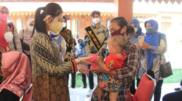 Selvi Ananda PKK Ketua Tim Penggerak PKK Kota Solo, Selvi Ananda saat bertemu ibu-ibu di Kelurahan Mojo, Jumat (12/3/2021). Foto: Ist