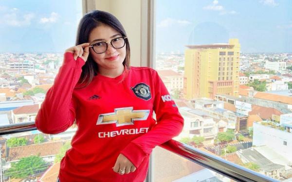 Artis Suka Makan di Warung Kaki Lima. (Foto: instagram)