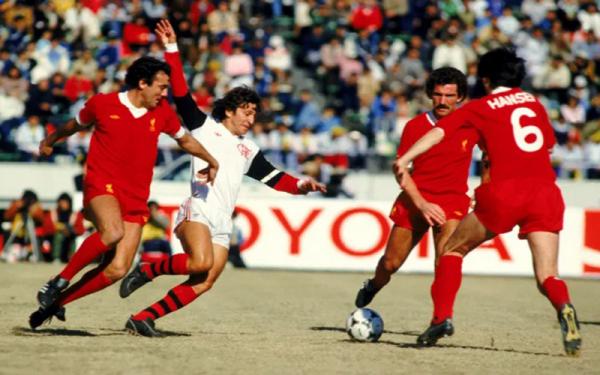 Zico 1 Zico saat melawan Liverpool di Piala Interkontinental 1981. (Foto: The Sun)