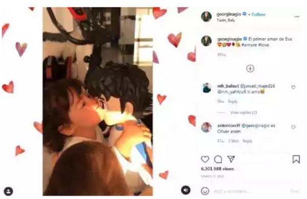 Putri Ronaldp Putri Cristiano Ronaldo, Eva Maria, mencium boneka Kapten Tsubasa. (Foto: Instagram @georginagio)