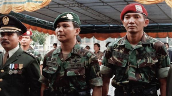 Sjafrie Prabowo Potret lawas Letjen TNI (Purn) Sjafrie Sjamsoeddin mengenakan Baret Merah Kopassus mendampingi Prabowo Subianto. (Foto: Instagram/IAM)