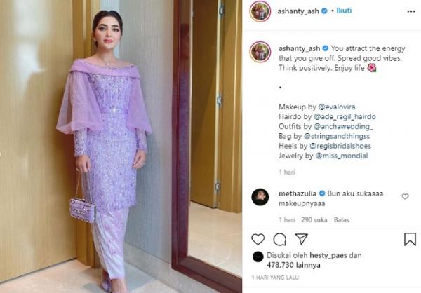 Ashanty Ashanty mengenakan kebaya modern di pertunangan Aurel. (Foto: Instagram)