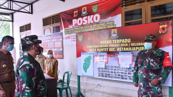 Asisten Teritorial (Aster) Panglima TNI Mayjen TNI Madsuni meninjau Posko Terpadu Pelaksanaan Pembatasan Kegiatan Masyarakat (PPKM) Mikro di Kabupaten Cirebon, Jawa Barat, Senin (15/3/2021). (Foto: Puspen TNI)