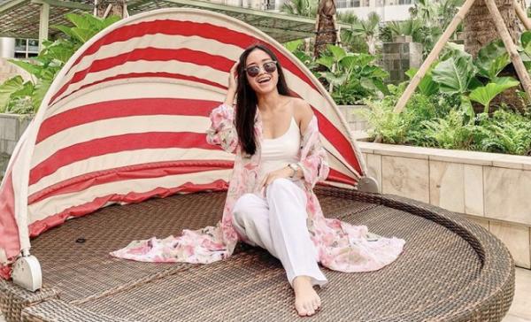 Ayya Renita Kiki IC Ayya Renita memakai outer bunga-bunga. (Foto: IG)