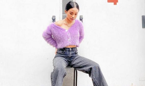 Ayya Renita sweater Ayya Renita mengenakan sweater ungu. (Foto: IG)